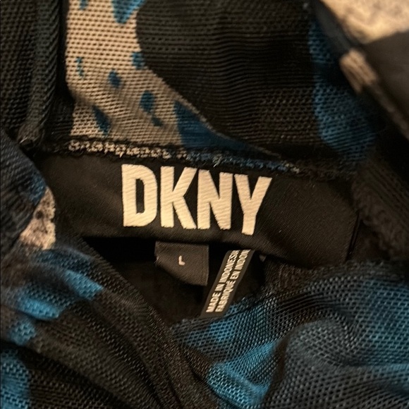 Chic Abstract Ruched Top - Picture 2 of 9